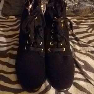 BLACK SIZE 9 ANKLE BOOTS $8.00